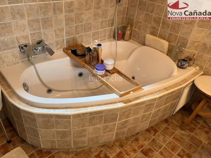 Foto 3f2060da-62c8-4171-8775-987d404f9cf2. Casa aparellada amb calefacció aparcament piscina a Paterna