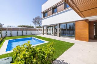 Rent Semi detached house in Carrer del poble amazic 67. Espectacular casa esquinera en can gambús