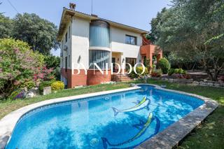 Casa  Carretera vallvidrera a sant cugat. Excelente chalet independiente con piscina en la floresta