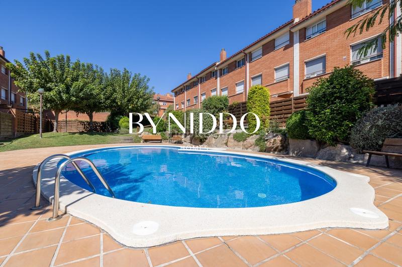 Foto 6be904fb-3c8d-41db-bcd3-e20a357bda49. Maison jumelée avec chauffage parking piscine dans Coll Favà Sant Cugat del Vallès