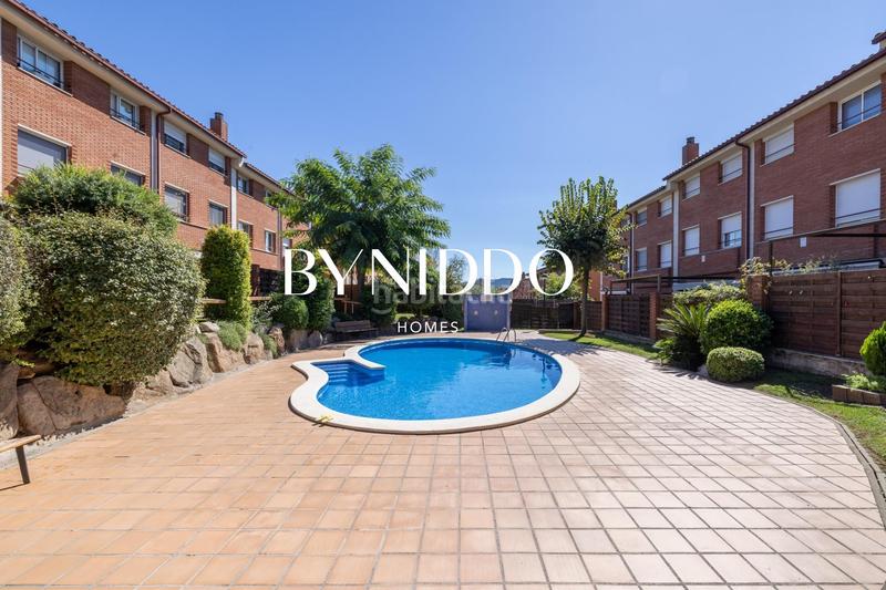 Foto 8e9e2579-ad22-4db0-b21e-25753bbcb7a4. Maison jumelée avec chauffage parking piscine dans Coll Favà Sant Cugat del Vallès