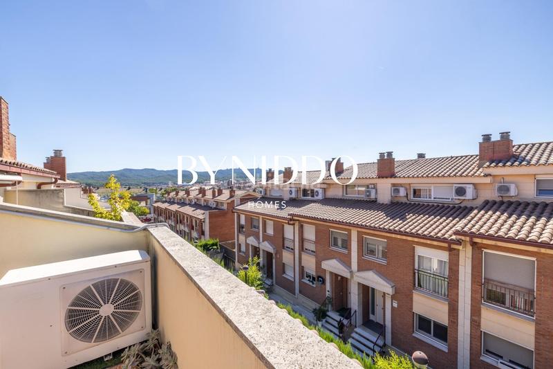 Foto d67cf61b-f38f-4dbb-af57-26db4257edd1. Maison jumelée avec chauffage parking piscine dans Coll Favà Sant Cugat del Vallès