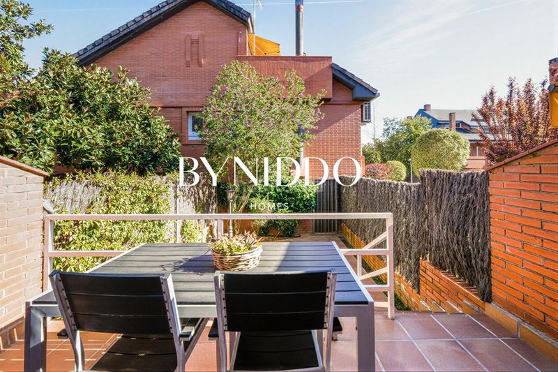 Foto abcc920d-1469-4d6b-8c9c-9a22a58a2ef8. Casa adossada amb calefacció aparcament a Eixample Sant Cugat del Vallès