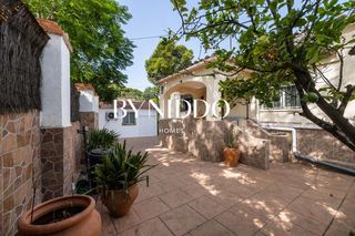 Casa en Carrer mallorca 18. Casa familiar con jardín, barbacoa y apartamento independiente e