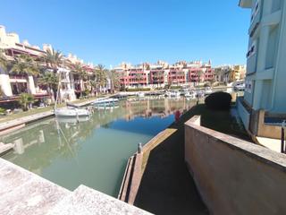Appartement à Puerto de Sotogrande-La Marina. Amplio piso con terraza y licencia turística en isla carey – sot