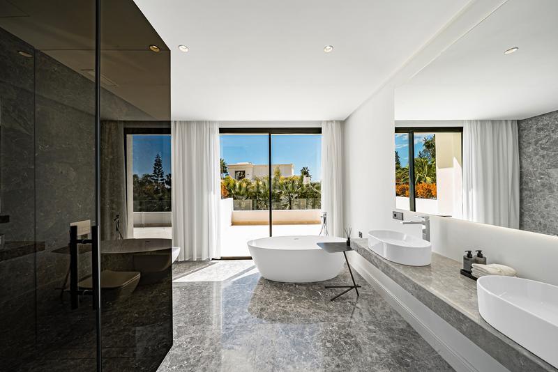 Foto a851acc7-a96b-4fa7-b5ca-57322e278c90. Xalet amb calefacció aparcament piscina a lomas de Marbella club Marbella