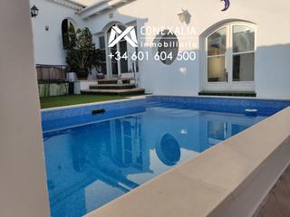 Haus in Olvera. Casa en venta en ensanche, 2 dormitorios.