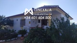 Chalet in Olvera. Chalet en venta en ensanche, 4 dormitorios.