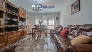 Appartement en Calle hermanos granda 51. Amplio piso zona de entrada de pola de lena