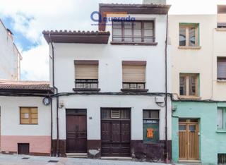 Maison jumele en Calle severo ochoa 18. Casa para reformar en el centro de pola de lena