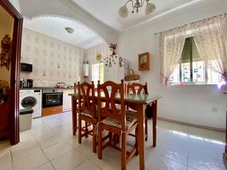 Planta baixa a El Cristo - Cayetano Roldán. Amplia vivienda con patiojardín, 5 habitaciones y dos fincas reg