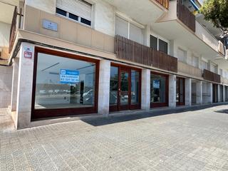 Lloguer Oficina  Passeig marítim. Local en lloguer amb excel·lent façana