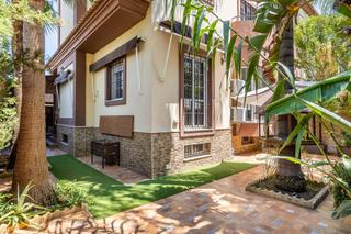 Casa aparellada a Avenida del ingeniero josé luis prats 46. La esquina perfecta. chalet pareado con jardín en entorno privil