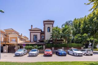 Casa aparellada a Avenida del ingeniero josé luis prats 46. La esquina perfecta. chalet pareado con jardín en entorno privil