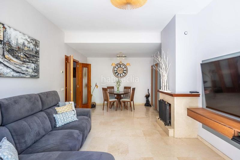 Foto 5df219a8-ab9d-414c-8b9e-a95e616ad3d7. Casa aparellada a avenida del ingeniero josé luis prats 46 a Dos Hermanas