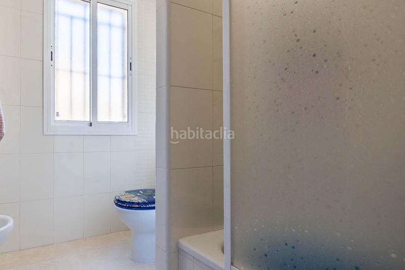 Foto d83654af-bb25-4832-a02d-770d1a30d03a. Casa aparellada a avenida del ingeniero josé luis prats 46 a Dos Hermanas