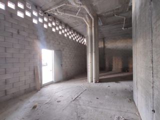 Miete Geschäftsraum in Avenida de josé rodríguez de la borbolla camoyán 12. Local comercial en el corazón de entrenúcleos