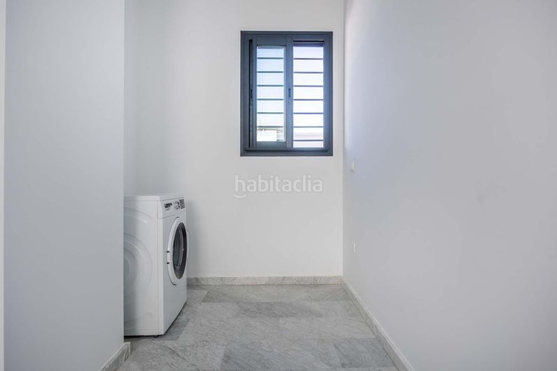Foto 064f98ba-b1b4-4798-8ddf-e3efe9cb597d. Casa adossada amb calefacció aparcament piscina a Dos Hermanas