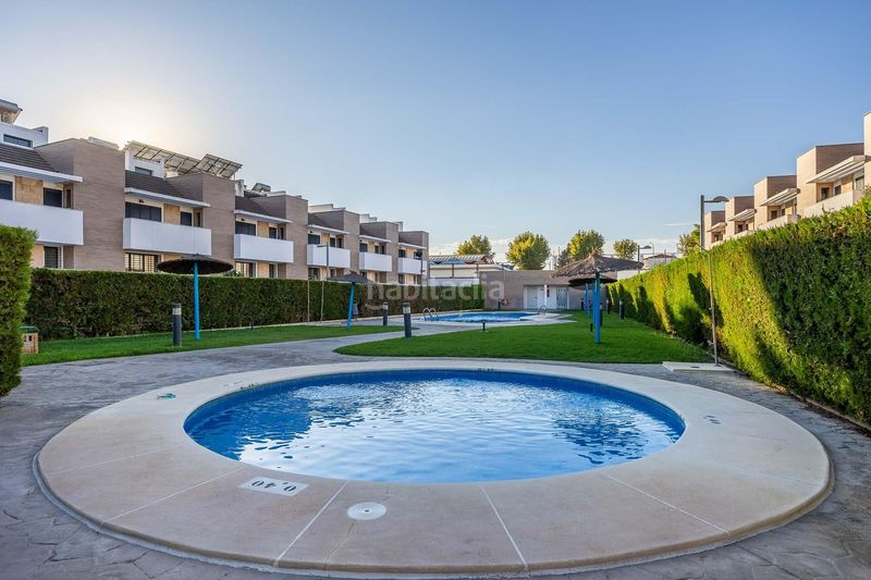 Foto b34afe6e-8365-4e98-b083-684fac9fa6b2. Casa adossada amb calefacció aparcament piscina a Dos Hermanas
