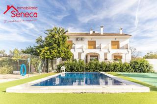 Édifice à Montemayor. Parcela con chalet y apartamentos turísticos
