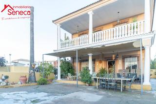 Casa adossada a El Higuerón. Chalet independiente en camino viejo de almodovar