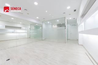Location Local commercial  Pasaje jose manuel rodriguez lópez. Local junto al zoco