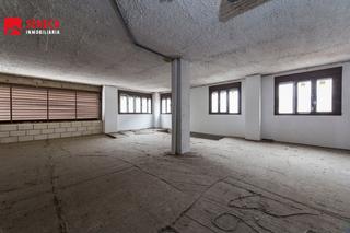 Rent Business premise in Huerta de la Reina - Trassierra. Alquiler local comercial semibruto que hace esquina en vial