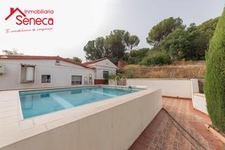 Xalet en Las Jaras. Chalet urbano en santa maria de trasierra con dos casas unidas