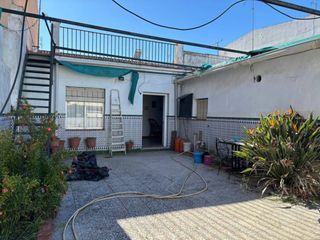 Maison à San Bartolomé de la Torre. Venta de vivienda 4 dormitorios y 1 baño con patio y trastero