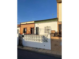 Chalet à San Bartolomé de la Torre. Venta de casa de 3 dormitorios y 1 baño con almaceén