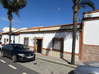 Chalet à San Bartolomé de la Torre. Venta de casa de 4 dormitorios, 2 baños, patio, almacén, y coche
