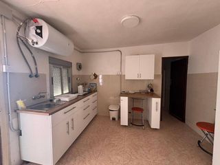 Casa aparellada a San Bartolomé de la Torre. Venta de casa con 3 dormitorios y baño, patio, y cochera