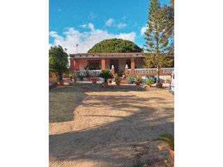 Bauernhof in San Bartolomé de la Torre. Venta de parcela con casa y almacén al sitio de aguas de verano