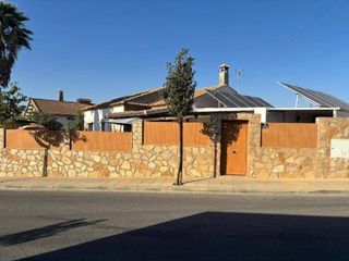 Maison à San Bartolomé de la Torre. Casa y finca en venta en san bartolomé de la torre