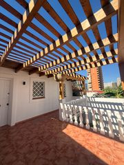 Lloguer Casa a Rincón Alto. Bungalow en una planta con terrazas y porche