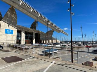 Lloguer Local Comercial  Carrer d'eduard maristany. Alquiler de local con buena fachada en el port del frum.