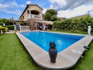 Casa  Carrer constitució. Fantástica casa unifamiliar a cuatro vientos con piscina y jardí
