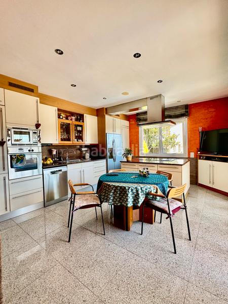 Foto cf88c732-89a2-44e5-bd56-a22ddd4e8207. Casa amb xemeneia calefacció aparcament piscina a Rubí