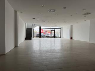 Lloguer Local Comercial a Avinguda corts catalanes 2. Local comercial difano de 440m2