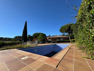 Casa  Carrer del mig. Casa unifamiliar de 377m2 en parcela de 1613m2