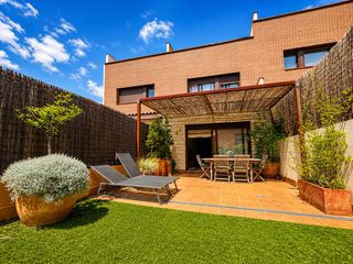 Reihenhaus in Eixample - Can Bogunyà. Fantàstica casa adossada cèntrica amb jardí i solàrium.
