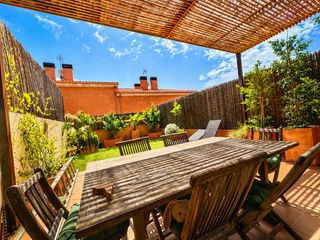 Casa adossada a Eixample - Can Bogunyà. Fantàstica casa adossada cèntrica amb jardí i solàrium.