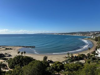 Location Appartement à Calle del naranjo 2. Se alquila magnífico piso luminoso en estepona con vistas a la p
