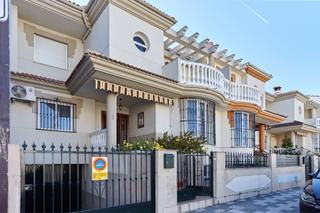 Casa adossada a Avenida olivares_de los 111. Casa a la venta en martos