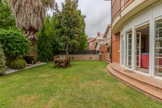 Chalet à Avenida de la rioja 4. Espectacular chalet en urbanización las aranzadas de lardero