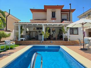 Chalet à Calle de écija 14. Acogedora vivienda unifamiliar en el saltillo  el pinillo .