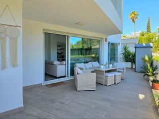 Rez-de-chaussée à Calle de aguilar 34. Bajo con terraza privada en urbanización residencial  white ston