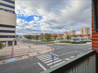 Appartamento in Calle juan boscan 1. Piso de tres dormitorios en cascajos