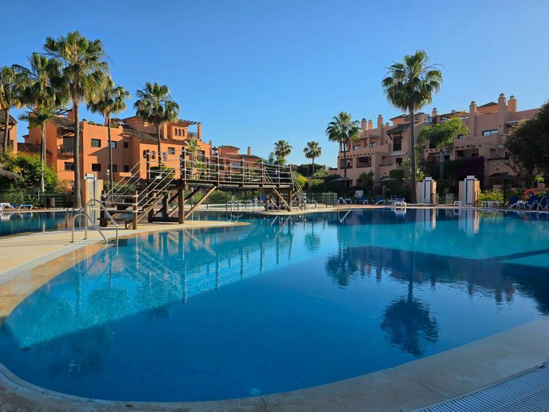 Foto 4d63bdf3-522a-4b7c-b852-f9d365fb3dcf. Apartament amb aparcament piscina a Atalaya - Isdabe Estepona