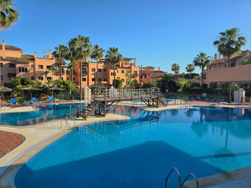 Foto 9f7cf8f0-bb83-43d5-9db8-bf0413f56b0a. Apartament amb aparcament piscina a Atalaya - Isdabe Estepona